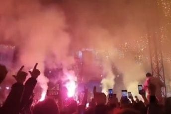 Podgorička publika uz bakljadu horski sa Perperom otpjevala "Goro moja" Podgorička publika uz bakljadu horski sa Perperom otpjevala "Goro moja"