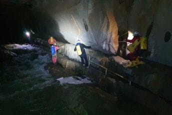 Slovenija: Danas će pokušati da izvuku zarobljenu porodicu i vodiča iz pećine