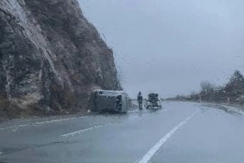 Cetinje: Automobil se prevrnuo, dvije osobe povrijeđene Cetinje: Automobil se prevrnuo, dvije osobe povrijeđene