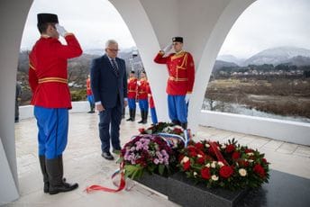 Mandić položio vijenac na spomenik junacima Mojkovačke bitke: Djetinjstvo sam ovdje proveo, svečanost doživljavam kao moju Mandić položio vijenac na spomenik junacima Mojkovačke bitke: Djetinjstvo sam ovdje proveo, svečanost doživljavam kao moju