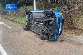 Prevrnulo se vozilo kod Haj Nehaja: Dvije osobe povrijeđene Prevrnulo se vozilo kod Haj Nehaja: Dvije osobe povrijeđene