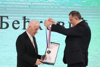 Dodik odlikovao Orbana, Kecmanovića, Bećkovića i Baju Malog Knindžu Dodik odlikovao Orbana, Kecmanovića, Bećkovića i Baju Malog Knindžu