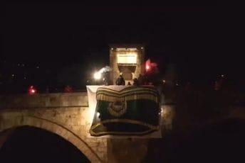 (VIDEO) Navijači Zvezde na višegradski most istakli šapku zločinca Ratka Mladića (VIDEO) Navijači Zvezde na višegradski most istakli šapku zločinca Ratka Mladića