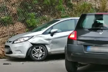 Herceg Novi: Udarila u stablo pored puta pa u automobil, povrijeđena jedna osoba Herceg Novi: Udarila u stablo pored puta pa u automobil, povrijeđena jedna osoba