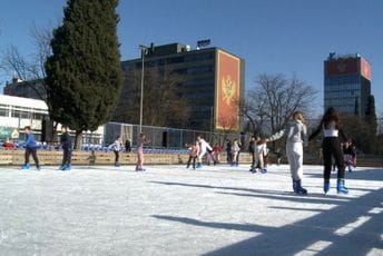 Zimska čarolija u Podgorici: Klizalište na ledu tradicionalno uveseljava sve generacije Zimska čarolija u Podgorici: Klizalište na ledu tradicionalno uveseljava sve generacije