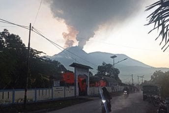 Erupcija vulkana u Indoneziji, izbacuje pepeo i lavu stotine metara uvis Erupcija vulkana u Indoneziji, izbacuje pepeo i lavu stotine metara uvis