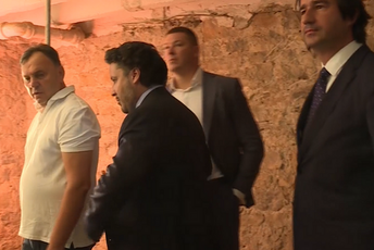 Abazovićeva „žeđ“ za slavom ili pokušaj prikrivanja tragova Abazovićeva „žeđ“ za slavom ili pokušaj prikrivanja tragova