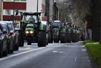 Njemački poljoprivrednici krenuli traktorima na Šolcovo otvaranje fabrike vozova Njemački poljoprivrednici krenuli traktorima na Šolcovo otvaranje fabrike vozova