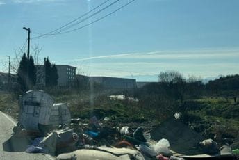 (FOTO) Podgorička svakodnevica: Izvrnuti kontejneri, smeće đe mu mjesto nije (FOTO) Podgorička svakodnevica: Izvrnuti kontejneri, smeće đe mu mjesto nije