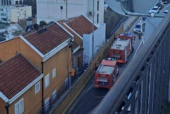 Gorjelo u Budvi: Vatra se proširila iz kamina, vatrogasci spriječili veću štetu Gorjelo u Budvi: Vatra se proširila iz kamina, vatrogasci spriječili veću štetu