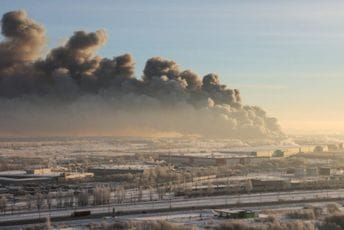 Sankt Peterburg u oblaku crnog dima: Gorjelo skladište od 70.000 kvadratnih metara Sankt Peterburg u oblaku crnog dima: Gorjelo skladište od 70.000 kvadratnih metara