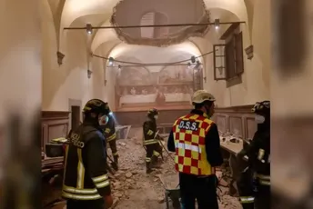 Italija: Nesreća na vjenčanju, srušio se plafon manastira, 30 povrijeđenih Italija: Nesreća na vjenčanju, srušio se plafon manastira, 30 povrijeđenih