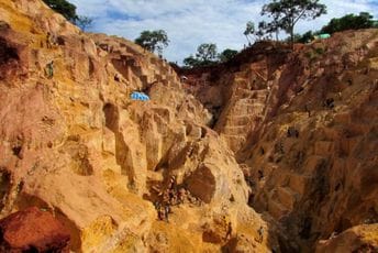 Urušio se ilegalni rudnik zlata u Tanzaniji, poginule najmanje 22 osobe Urušio se ilegalni rudnik zlata u Tanzaniji, poginule najmanje 22 osobe