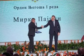 Pokloniše im i Njegoša Pokloniše im i Njegoša