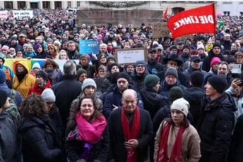 Protest protiv krajnje desnice u Njemačkoj: Među demonstrantima i kancelar Šolc Protest protiv krajnje desnice u Njemačkoj: Među demonstrantima i kancelar Šolc