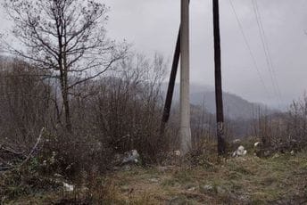 Betonski stub za struju narušio ambijent stare crkve i nekropole Betonski stub za struju narušio ambijent stare crkve i nekropole