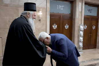 Predsjednik Skupštine dočekao Joanikija s trobojkom; Mandić: Crkva stvorila Crnu Goru Predsjednik Skupštine dočekao Joanikija s trobojkom; Mandić: Crkva stvorila Crnu Goru