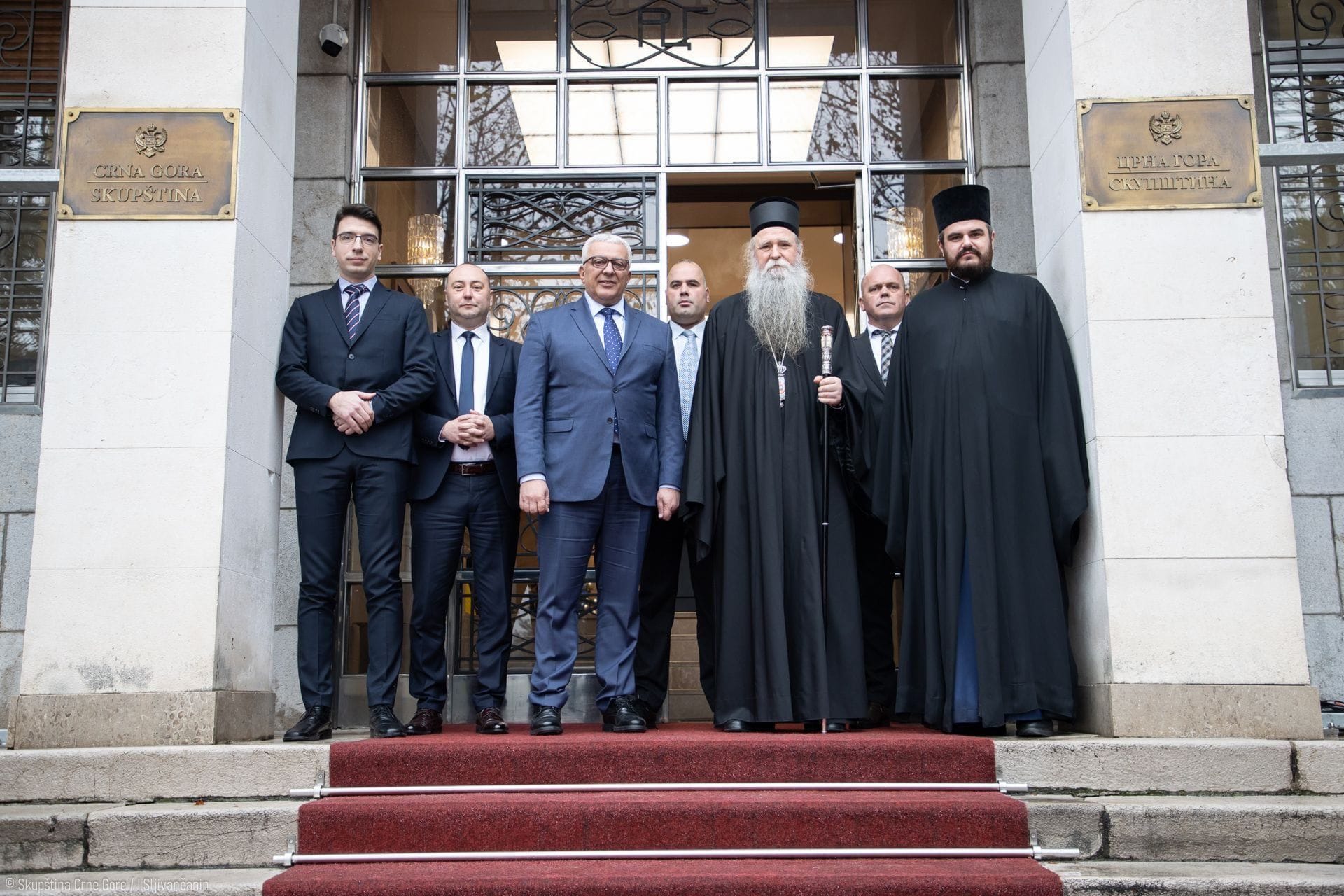 Fotografija 3: Predsjednik Skupštine dočekao Joanikija s trobojkom; Mandić: Crkva stvorila Crnu Goru