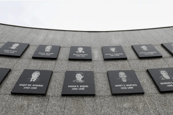 Kosovo odaje počast žrtvama masakra u Račku Kosovo odaje počast žrtvama masakra u Račku