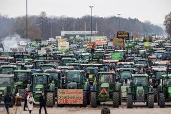 Hiljade traktora blokiralo Berlin: Poljoprivrednici iz svih krajeva Njemačke na protestu, izviždan ministar finansija Hiljade traktora blokiralo Berlin: Poljoprivrednici iz svih krajeva Njemačke na protestu, izviždan ministar finansija