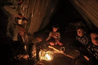 Palestinci su sada izloženi i mrazu: Griju se paleći plastiku, često lože i u šatorima u kojima žive (FOTO) Palestinci su sada izloženi i mrazu: Griju se paleći plastiku, često lože i u šatorima u kojima žive (FOTO)