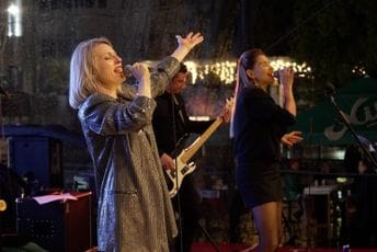 Završnica Podgoričkog pazara: Energičan nastup Ide Prester rasplesao publiku i rastjerao kišne oblake Završnica Podgoričkog pazara: Energičan nastup Ide Prester rasplesao publiku i rastjerao kišne oblake