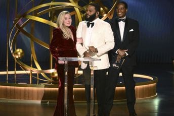 Najemotivniji trenutak Emija: Teško bolesna glumica zaplakala na pozornici Najemotivniji trenutak Emija: Teško bolesna glumica zaplakala na pozornici