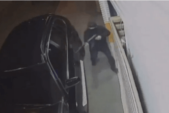 Ubijen grčki šef mafije: Napadači pucali u blindirani BMW Ubijen grčki šef mafije: Napadači pucali u blindirani BMW