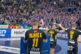Naši rukometaši pobjedu proslavljali sa armijom navijača Islanda (VIDEO) Naši rukometaši pobjedu proslavljali sa armijom navijača Islanda (VIDEO)