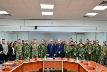 Albanski ministar pozvao Srbiju da prestane sa slanjem vojske blizu granice s Kosovom Albanski ministar pozvao Srbiju da prestane sa slanjem vojske blizu granice s Kosovom