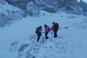 Akcija na Savinom kuku: Led i jak vjetar zaglavio planinare, izvukli ih članovi GSS Akcija na Savinom kuku: Led i jak vjetar zaglavio planinare, izvukli ih članovi GSS
