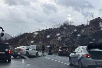 Sudar tri vozila kod tunela Mekavac, jedna osoba povrijeđena Sudar tri vozila kod tunela Mekavac, jedna osoba povrijeđena