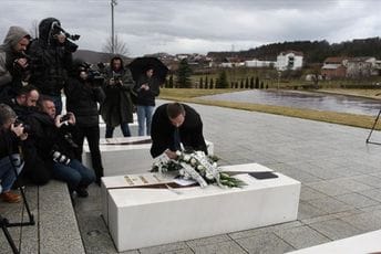 Advokat iz Srbije položio cvijeće na grob Blerine Jašari Advokat iz Srbije položio cvijeće na grob Blerine Jašari