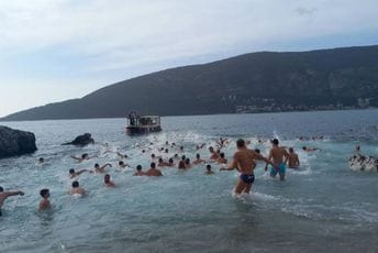 Herceg Novi: Prvo osveštali more, pa zaplivali za časni krst Herceg Novi: Prvo osveštali more, pa zaplivali za časni krst