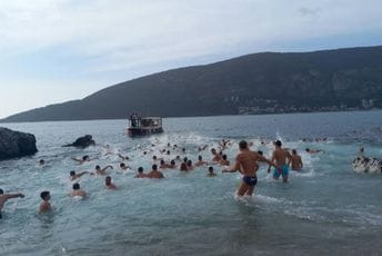 Herceg Novi: Prvo osveštali more, pa zaplivali za časni krst