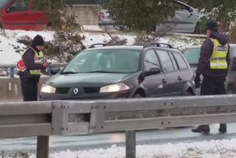 Haos u saobraćaju u Hrvatskoj: Nekoliko udesa i zastoja, zatvoreno više puteva Haos u saobraćaju u Hrvatskoj: Nekoliko udesa i zastoja, zatvoreno više puteva