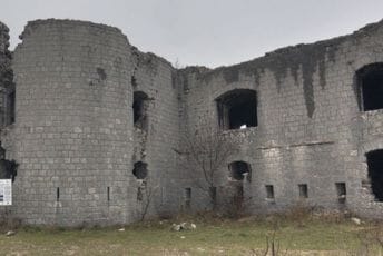 Opljačkana, raznešena i opasna za posjete: Tvrđava Kosmač Opljačkana, raznešena i opasna za posjete: Tvrđava Kosmač