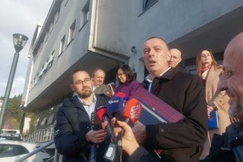 Završen sastanak sa predstavnicima Vlade: Ako se ne povećaju zarade prosvjetarima, slijedi štrajk Završen sastanak sa predstavnicima Vlade: Ako se ne povećaju zarade prosvjetarima, slijedi štrajk
