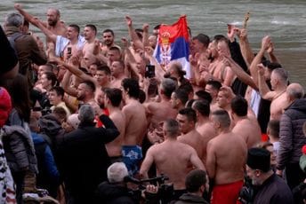 (VIDEO) Vjernici crkve Srbije plivali za časni krst: U Podgorici pjevali o Kosovu, pobjedniku u Nikšiću ikonu uručio Marko Kovačević (VIDEO) Vjernici crkve Srbije plivali za časni krst: U Podgorici pjevali o Kosovu, pobjedniku u Nikšiću ikonu uručio Marko Kovačević