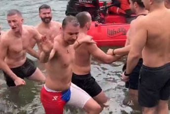 (VIDEO) Gradonačelnik Banjaluke plivao za časni krst (VIDEO) Gradonačelnik Banjaluke plivao za časni krst