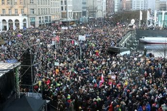 Više od 50.000 demonstranata na skupu protiv njemačke krajnje desnice Više od 50.000 demonstranata na skupu protiv njemačke krajnje desnice
