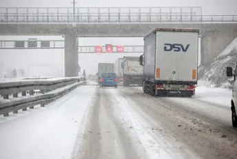 Hrvatska: Snijeg pravi probleme, kolona kamiona blokirana pri ulasku na autoput Hrvatska: Snijeg pravi probleme, kolona kamiona blokirana pri ulasku na autoput