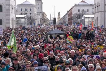 Njemačka sve masovnije ustaje protiv desničara: Skup u Minhenu prekinut jer je došlo - duplo više ljudi od očekivanog broja Njemačka sve masovnije ustaje protiv desničara: Skup u Minhenu prekinut jer je došlo - duplo više ljudi od očekivanog broja