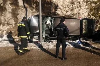 Cetinje: Auto nakon izvrtanja udario u banderu, jedna osoba transportovana u KCCG Cetinje: Auto nakon izvrtanja udario u banderu, jedna osoba transportovana u KCCG