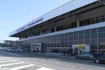 Beogradski aerodrom: Gužva, putnici ukrcavani pa iskrcavani, avioni kasnili, uzrok svega - bezbjednosni propust Beogradski aerodrom: Gužva, putnici ukrcavani pa iskrcavani, avioni kasnili, uzrok svega - bezbjednosni propust