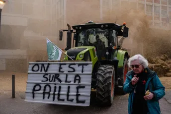 Francuska vlast gasi novi ‘požar’: I tamo su farmeri bijesni, blokirali i autoput Francuska vlast gasi novi ‘požar’: I tamo su farmeri bijesni, blokirali i autoput