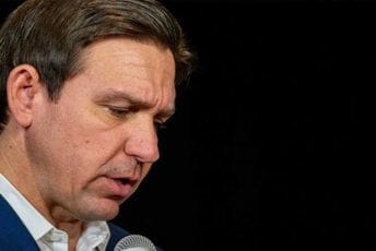 Iznenađenje: Desantis se povukao iz trke za kandidata i pružio podršku Trampu Iznenađenje: Desantis se povukao iz trke za kandidata i pružio podršku Trampu