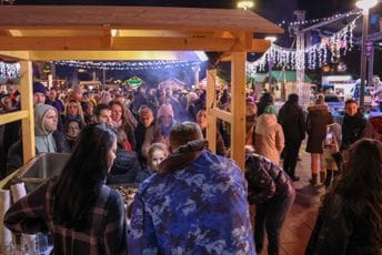 Veče vina i koštanja u Podgorici: Mnogobrojni posjetioci uživali uz nastup Zdravka Đuranovića (FOTO) Veče vina i koštanja u Podgorici: Mnogobrojni posjetioci uživali uz nastup Zdravka Đuranovića (FOTO)