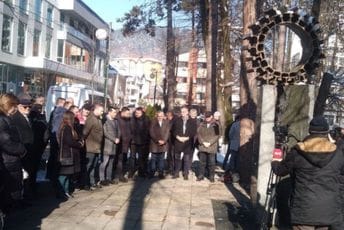 U Bijelom Polju obilježena godišnjica od željezničke nesreće na Bioču: I poslije 18 godina traže pravdu U Bijelom Polju obilježena godišnjica od željezničke nesreće na Bioču: I poslije 18 godina traže pravdu