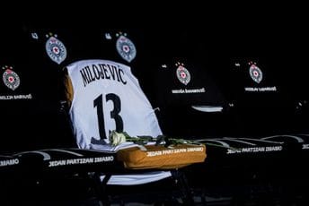 (VIDEO) U prepunoj Areni petominutnim aplauzom se oprostili od Dejana Milojevića (VIDEO) U prepunoj Areni petominutnim aplauzom se oprostili od Dejana Milojevića